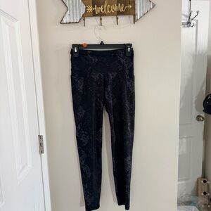 Old Navy Actuve Black Snake Print Elevate Leggings with Pockets Size Small 25”